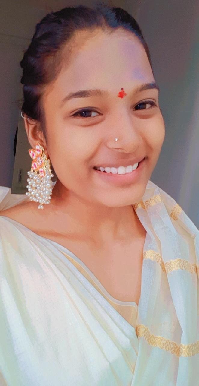 Pin by AlmeenaYadhav on Jadai billai, Malai ,Crown Corsage N Hand Bouquet |  Indian bridal hairstyles, Bridal hairstyle indian wedding, Indian bridal  fashion