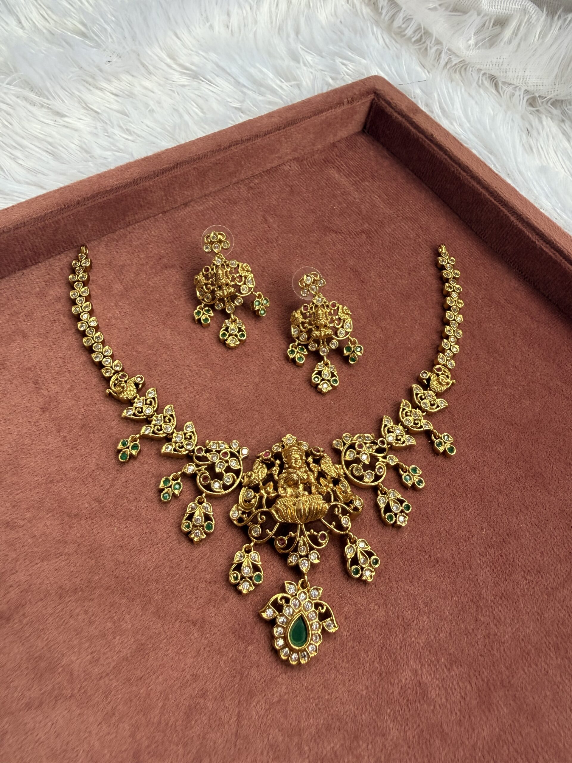 Short Necklace With EaringsAJP2026-1022