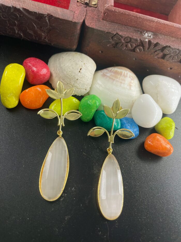 Gold-Toned Teardrop Shaped Drop Earrings AJP2023-198