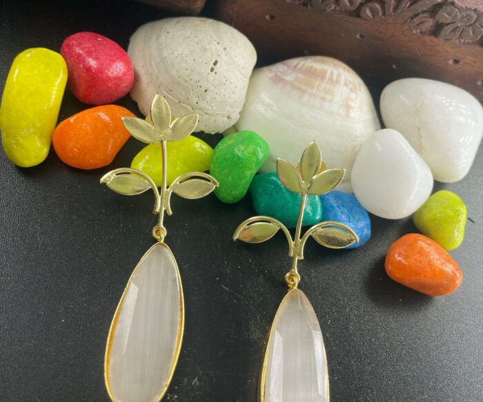 Gold-Toned Teardrop Shaped Drop Earrings AJP2023-198