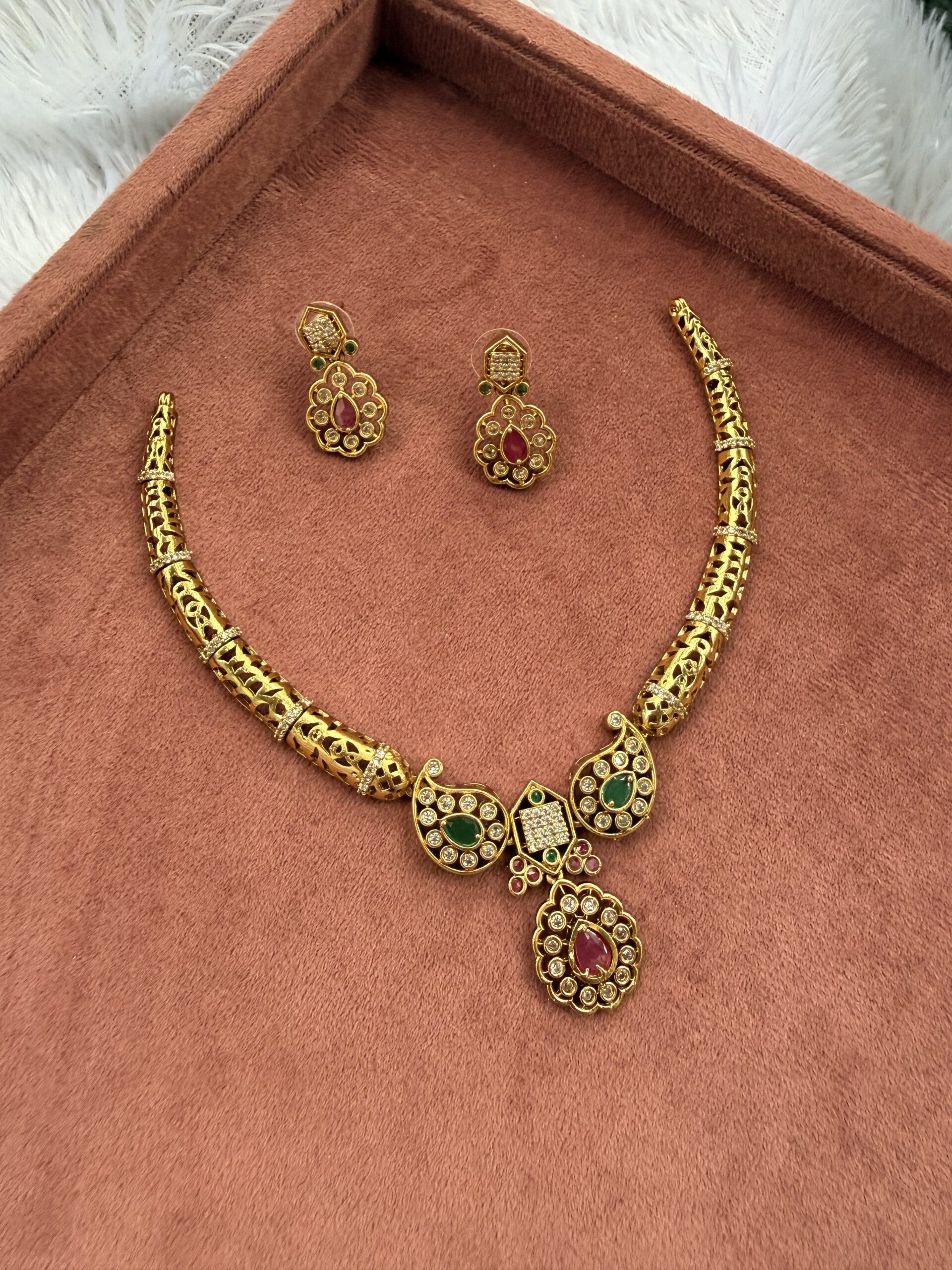 Short Necklace With EaringsAJP2026-1041